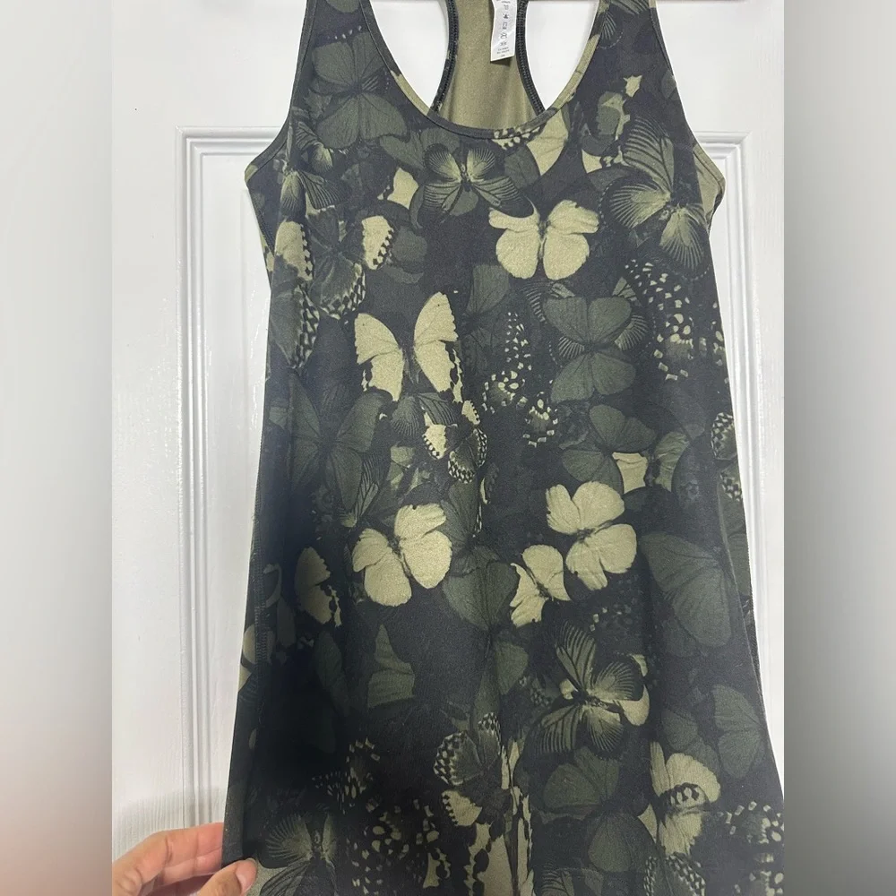 Size 8 Women Lululemon Tank Top Like New. - Picture 2 of 5